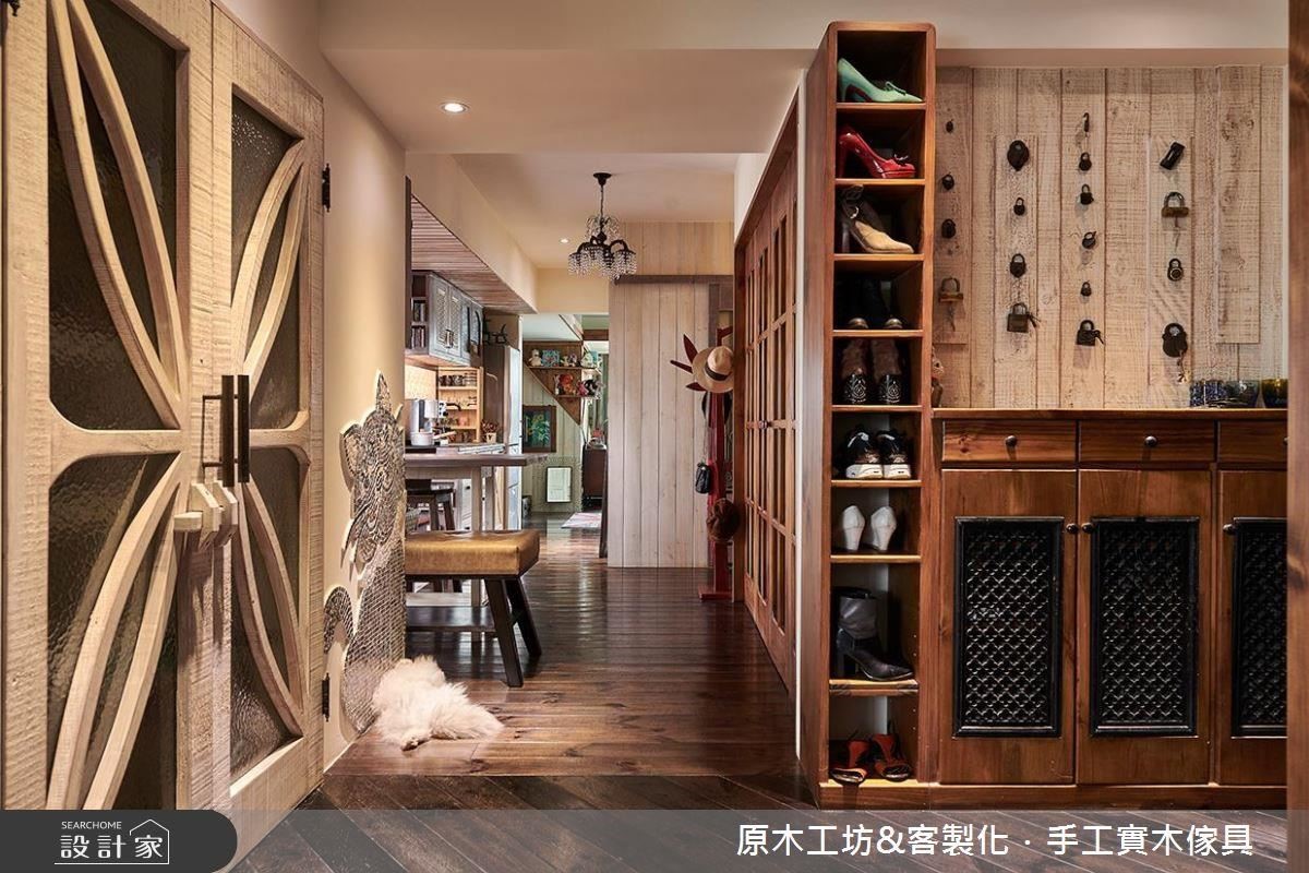 玄關壁面作為大小鎖頭收藏的端景牆,形成獨特展示空間,並依習慣設置開放鞋櫃便利鞋物置放。 玄關壁面作為大小鎖頭收藏的端景牆,形成獨特展示空間,並依習慣設置開放鞋櫃便利鞋物置放。