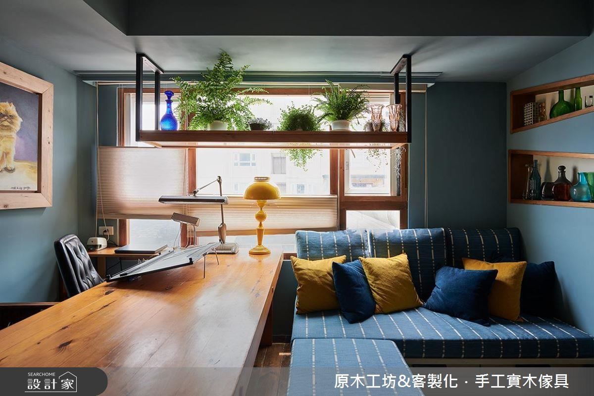 以複合巧思結合客廳與工作區,為 20 坪室內空間創造多元運用可能。 以複合巧思結合客廳與工作區,為 20 坪室內空間創造多元運用可能。