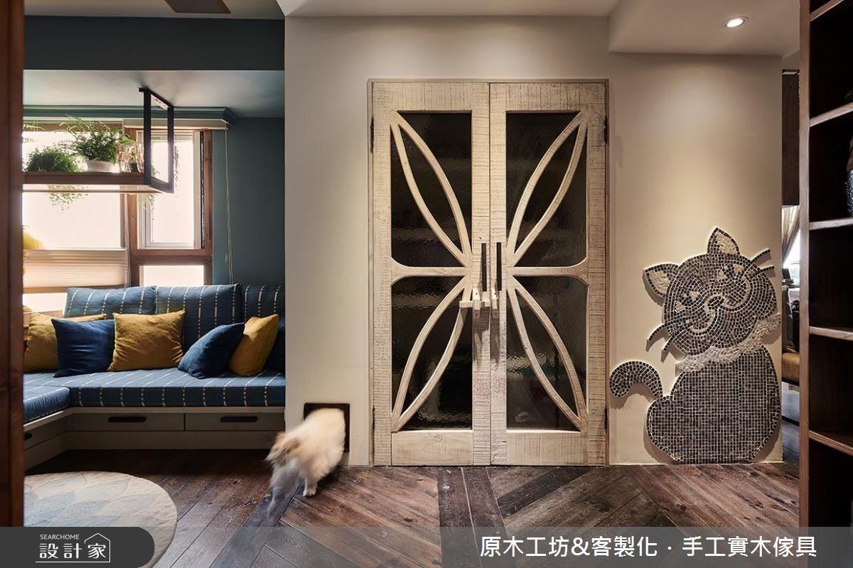 設計師於儲藏間左側採開孔設計打造愛貓專屬通道,同時減少貓砂攜出量,並利用門片隱藏貓砂,成為家中愛貓的祕密基地。 設計師於儲藏間左側採開孔設計打造愛貓專屬通道,同時減少貓砂攜出量,並利用門片隱藏貓砂,成為家中愛貓的祕密基地。