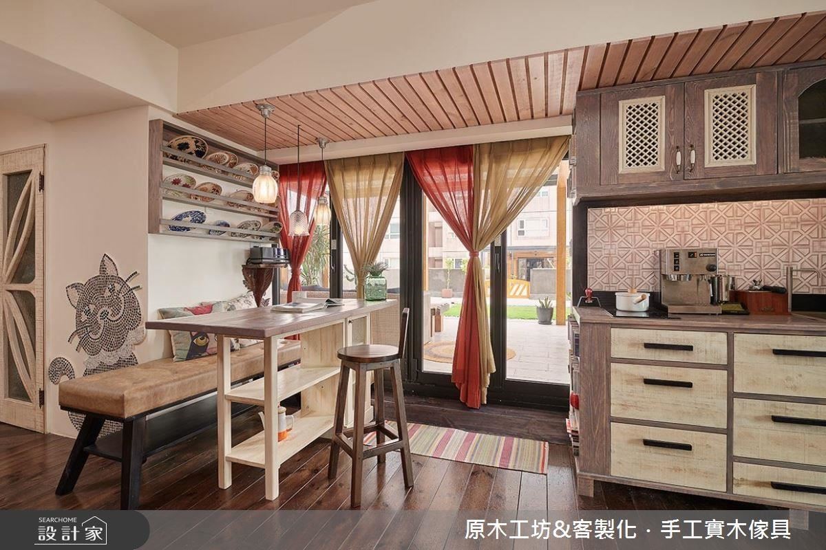 餐廚家具融合主人習慣,櫥櫃門片在鏤空窗花造型下,便利風乾餐盤,一旁迎窗面還設有吧檯,成為日常梳妝與好友談心聚集地。 餐廚家具融合主人習慣,櫥櫃門片在鏤空窗花造型下,便利風乾餐盤,一旁迎窗面還設有吧檯,成為日常梳妝與好友談心聚集地。