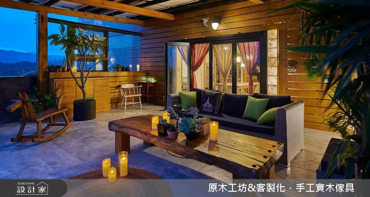 25 坪陽台空間在設計師巧手下幻化為多功能露台,擺上木桌、沙發再安置櫃體,彷彿成為另一個戶外客廳。 25 坪陽台空間在設計師巧手下幻化為多功能露台,擺上木桌、沙發再安置櫃體,彷彿成為另一個戶外客廳。