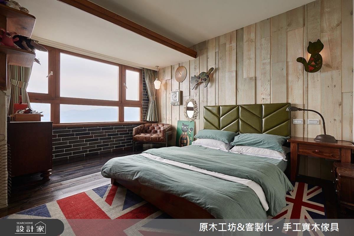 主臥床頭牆面以實木拼貼立體層次,在壁燈點綴下活潑空間氛圍。 主臥床頭牆面以實木拼貼立體層次,在壁燈點綴下活潑空間氛圍。