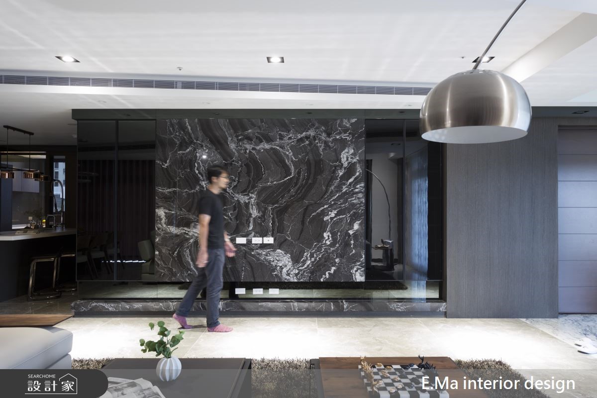 135 坪大宅,作為三代同堂的居住場域,設計師將戶外景