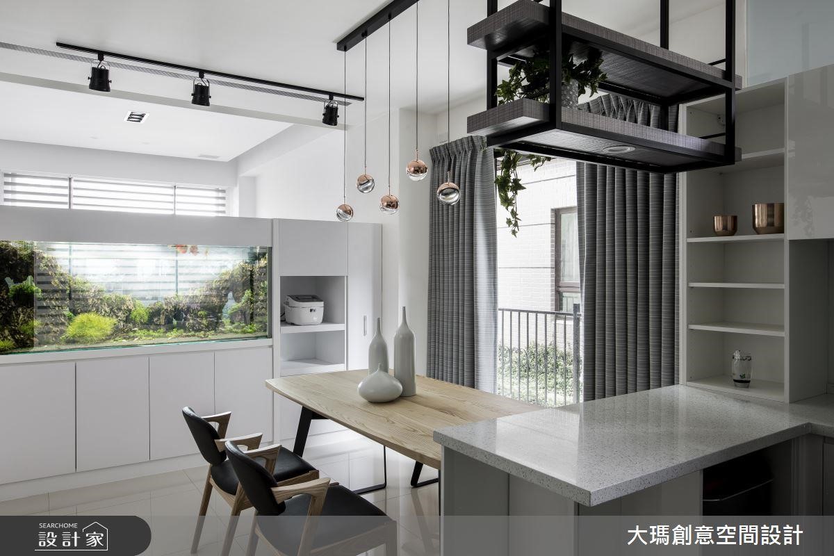 客餐廳間需要隔間牆,又不想抹煞充沛的自然光?用半高牆體搭配魚缸,讓光線能夠穿梭其中,是絕美的綠色景緻。 客餐廳間需要隔間牆,又不想抹煞充沛的自然光?用半高牆體搭配魚缸,讓光線能夠穿梭其中,是絕美的綠色景緻。