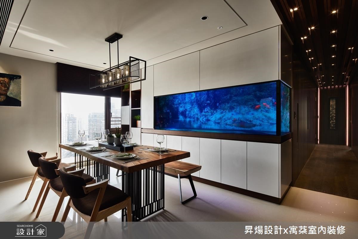 喜歡龐大魚缸的朋友,可以把它擺放於餐廳背牆,櫃體兼具收納機能的同時,也能營造不凡的宴客氣氛。 喜歡龐大魚缸的朋友,可以把它擺放於餐廳背牆,櫃體兼具收納機能的同時,也能營造不凡的宴客氣氛。