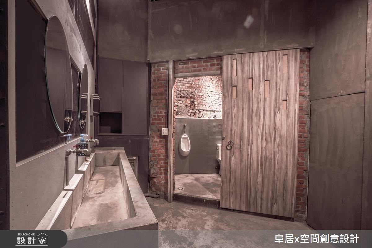 17 坪的老屋,設計師給予 Loft 風格重塑,讓空間去掉