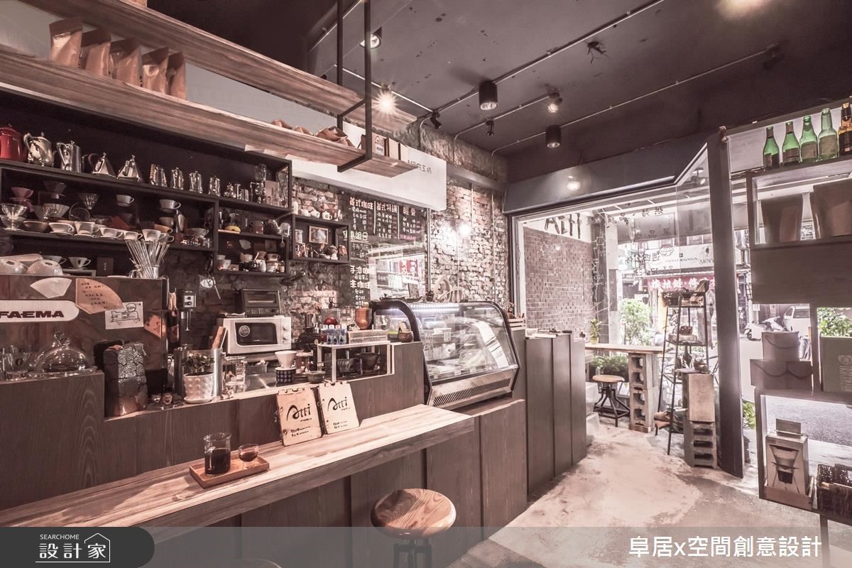 17 坪的老屋,設計師給予 Loft 風格重塑,讓空間去掉