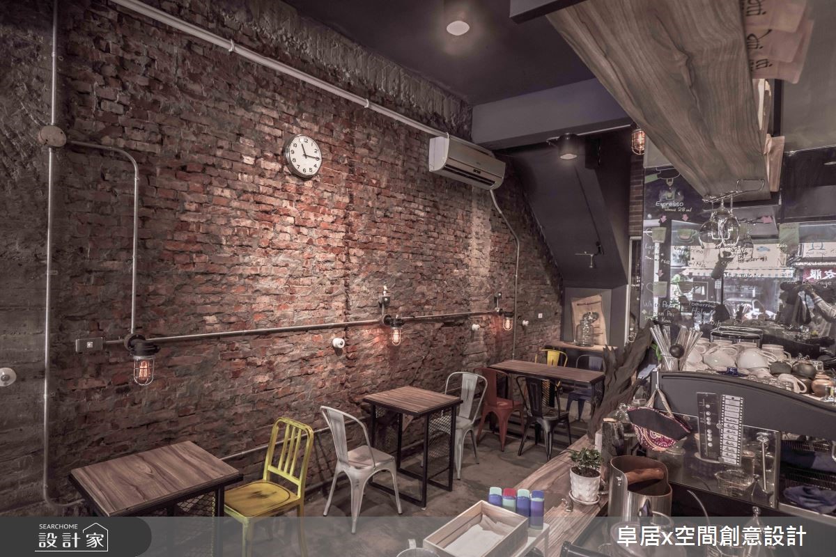 17 坪的老屋,設計師給予 Loft 風格重塑,讓空間去掉