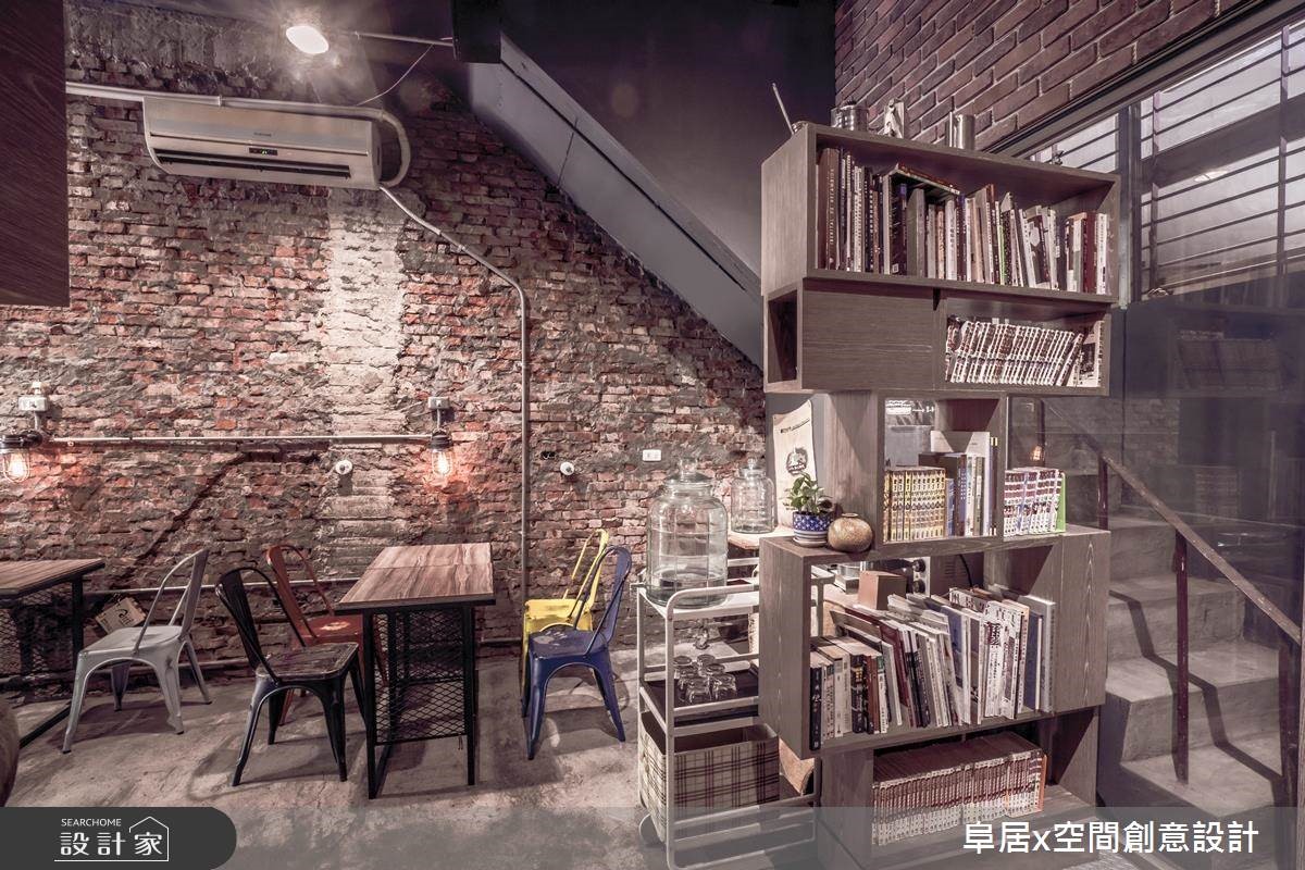 17 坪的老屋,設計師給予 Loft 風格重塑,讓空間去掉
