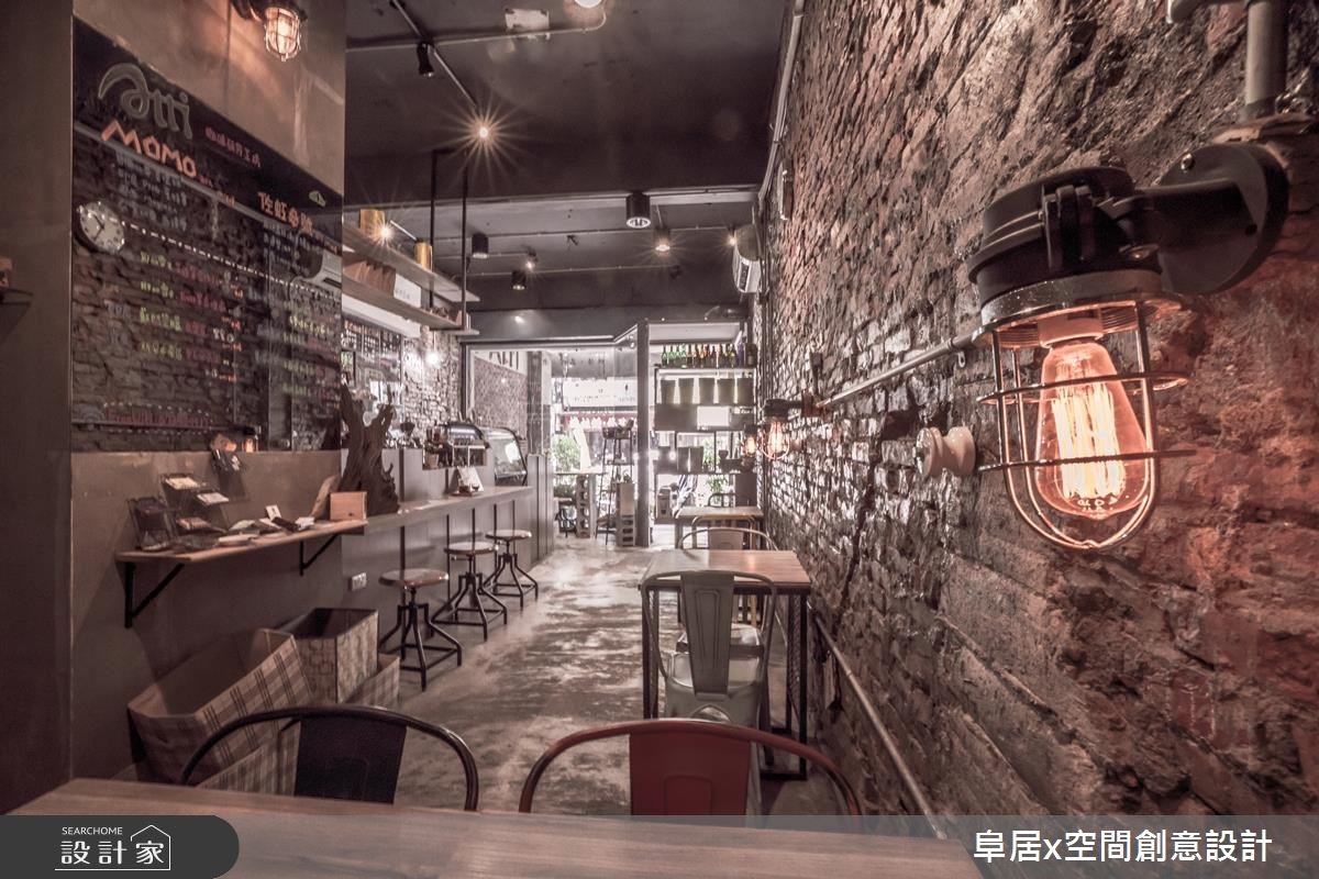 17 坪的老屋,設計師給予 Loft 風格重塑,讓空間去掉