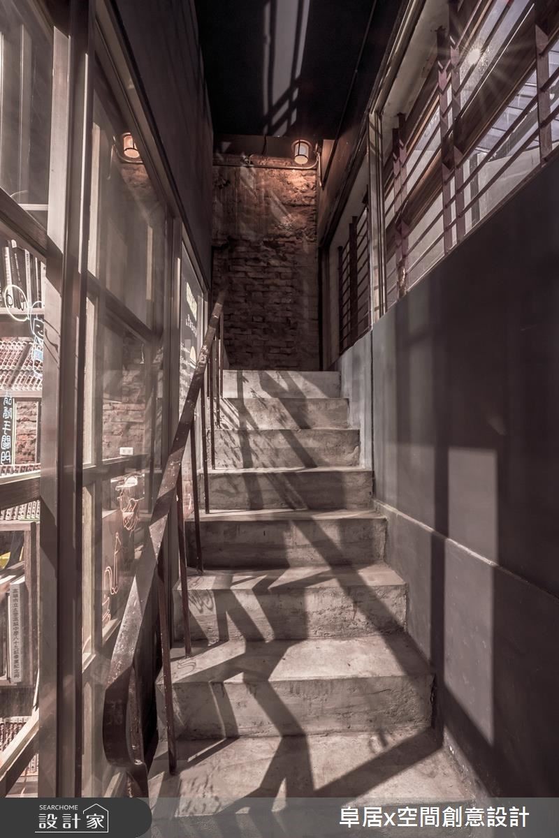 17 坪的老屋,設計師給予 Loft 風格重塑,讓空間去掉
