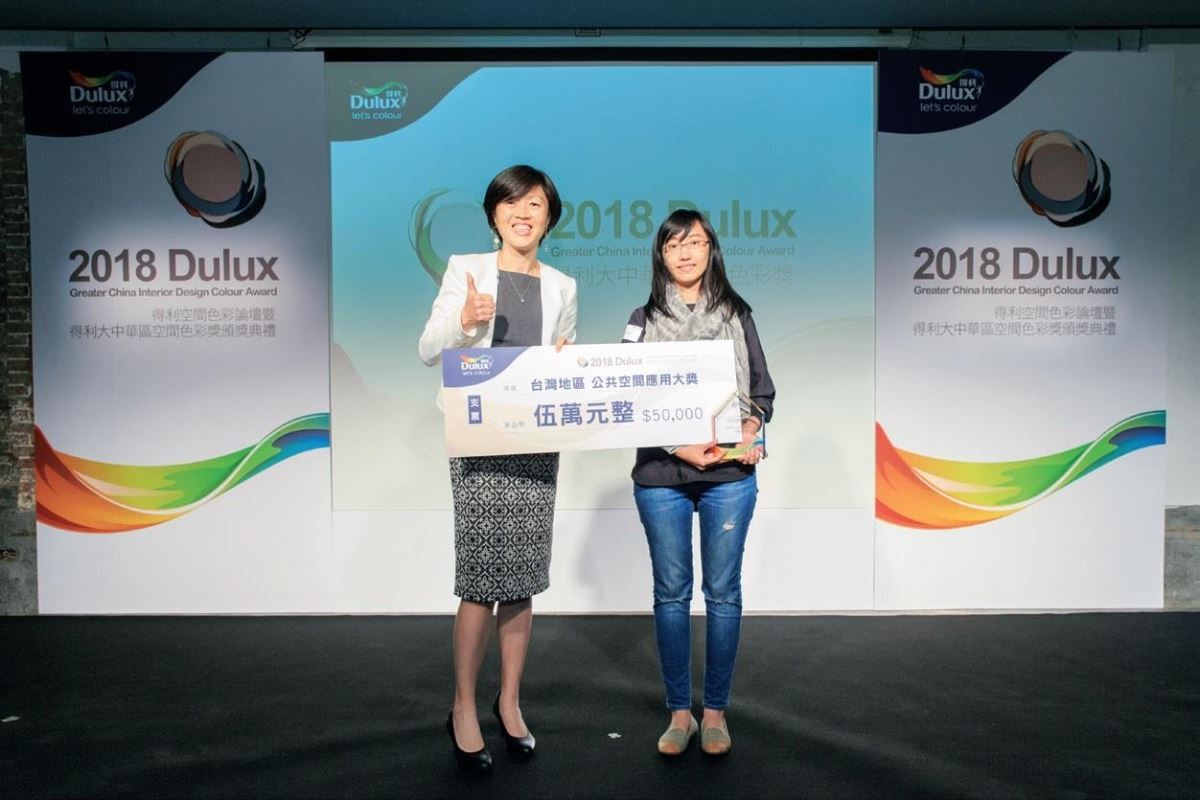 住宅空間應用大獎與公共空間應用大獎得主分別與 Dulux 得利塗料總經理何琪婷合影。 住宅空間應用大獎與公共空間應用大獎得主分別與 Dulux 得利塗料總經理何琪婷合影。