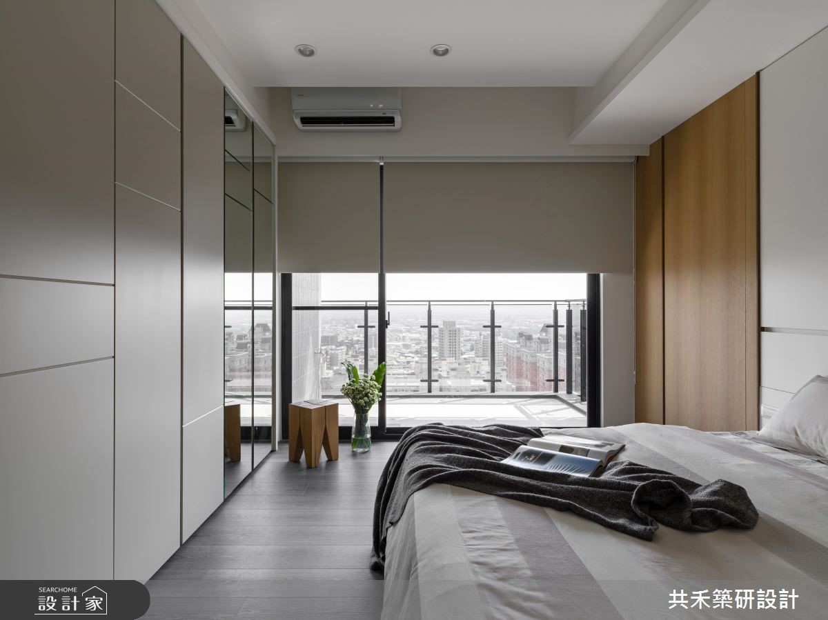 80 坪簡約風住宅,兩戶雙拼的格局規劃,為三代 6 口帶