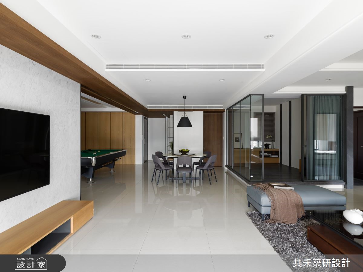 80 坪簡約風住宅,兩戶雙拼的格局規劃,為三代 6 口帶