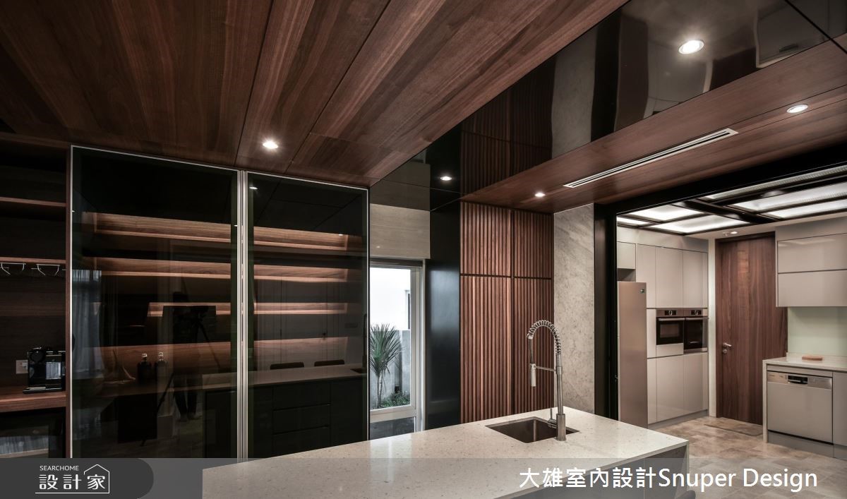 百坪大宅裡,藉由石材、木作為主要材質,大面積堆砌出