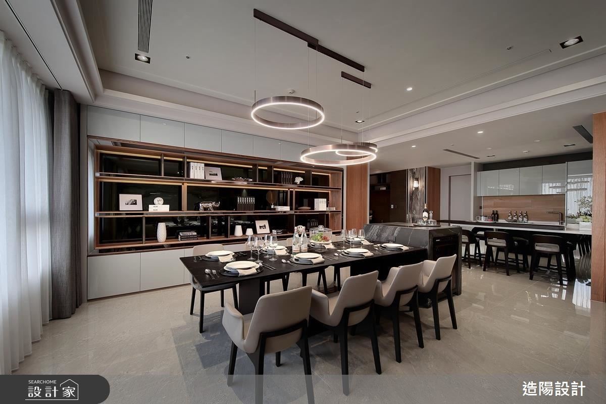 餐廳以複合式餐桌概念合併電陶爐與酒櫃,一旁中島則作為輕食區。 餐廳以複合式餐桌概念合併電陶爐與酒櫃,一旁中島則作為輕食區。