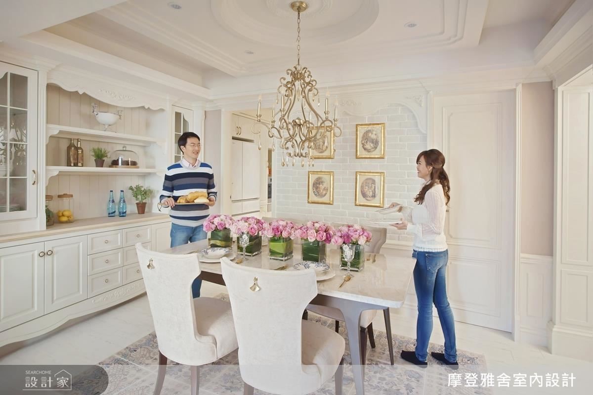 餐廳天花以精緻雕花設計,烘托超凡優雅氣息。 餐廳天花以精緻雕花設計,烘托超凡優雅氣息。