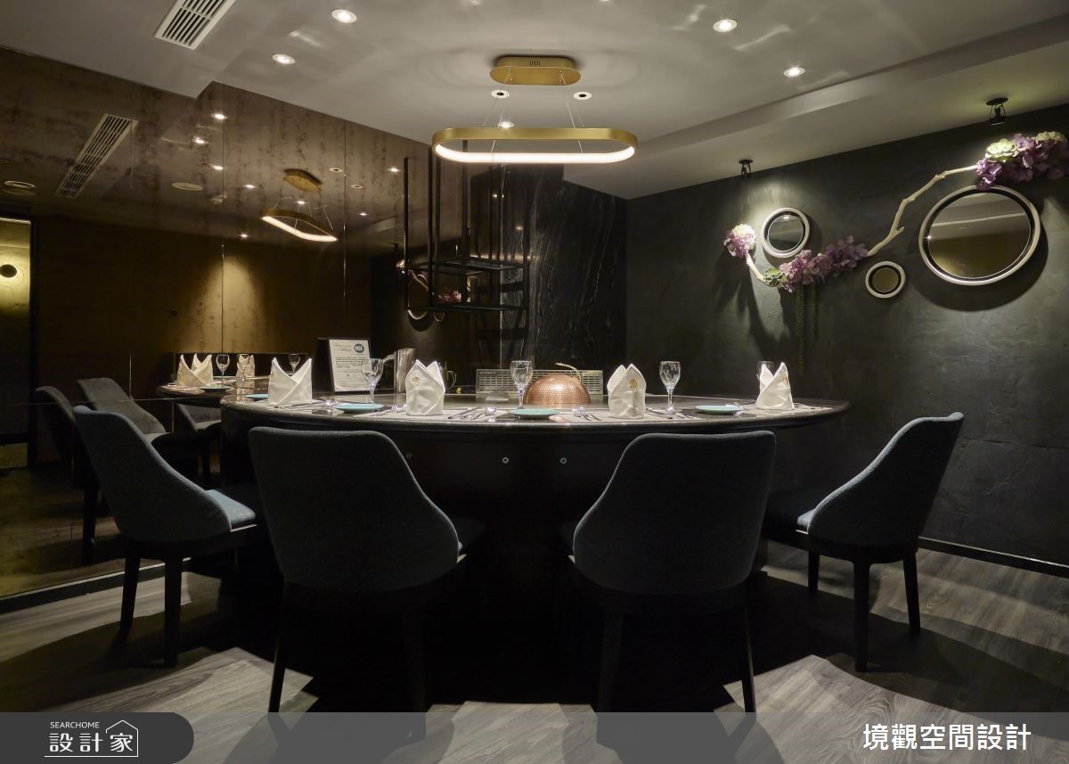 寬敞的百坪室內,大理石成為重要的設計語彙,隨著天花