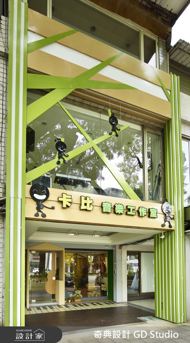 60 坪的美式風透天街屋,一樓是販售門市,二樓則為教