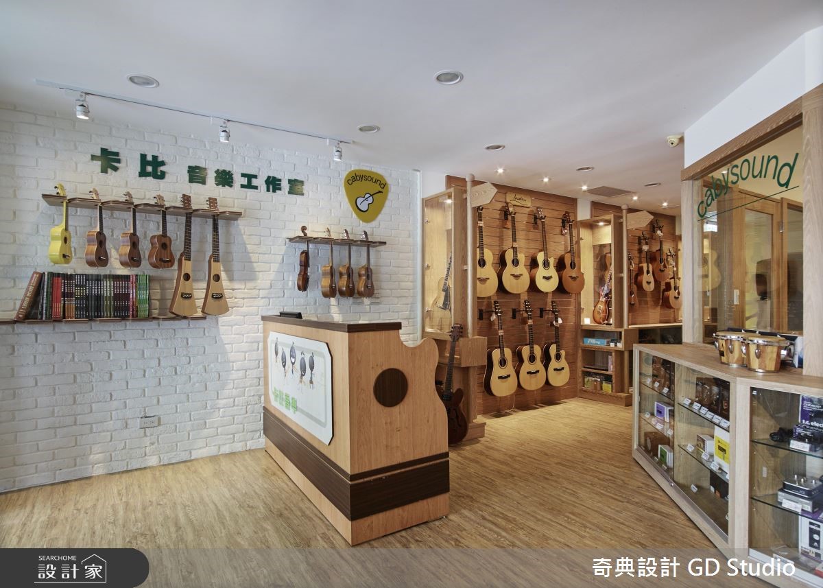 60 坪的美式風透天街屋,一樓是販售門市,二樓則為教