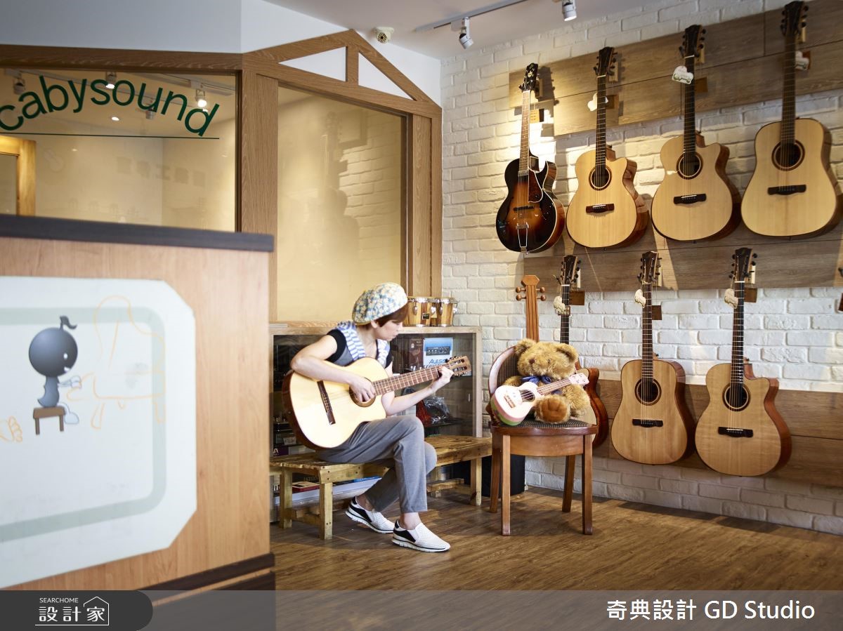 60 坪的美式風透天街屋,一樓是販售門市,二樓則為教
