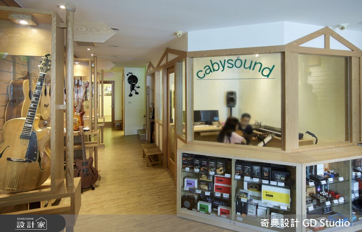 60 坪的美式風透天街屋,一樓是販售門市,二樓則為教