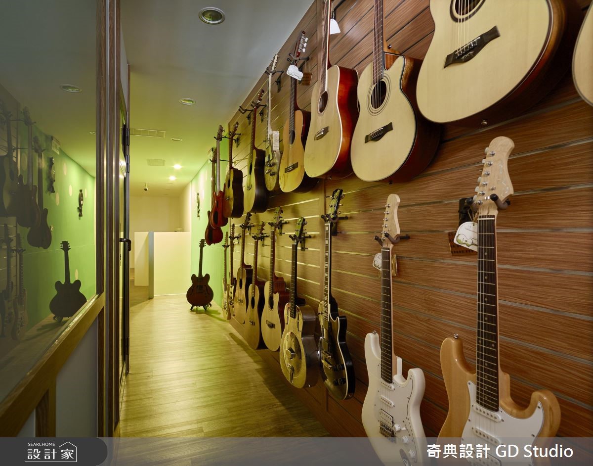 60 坪的美式風透天街屋,一樓是販售門市,二樓則為教