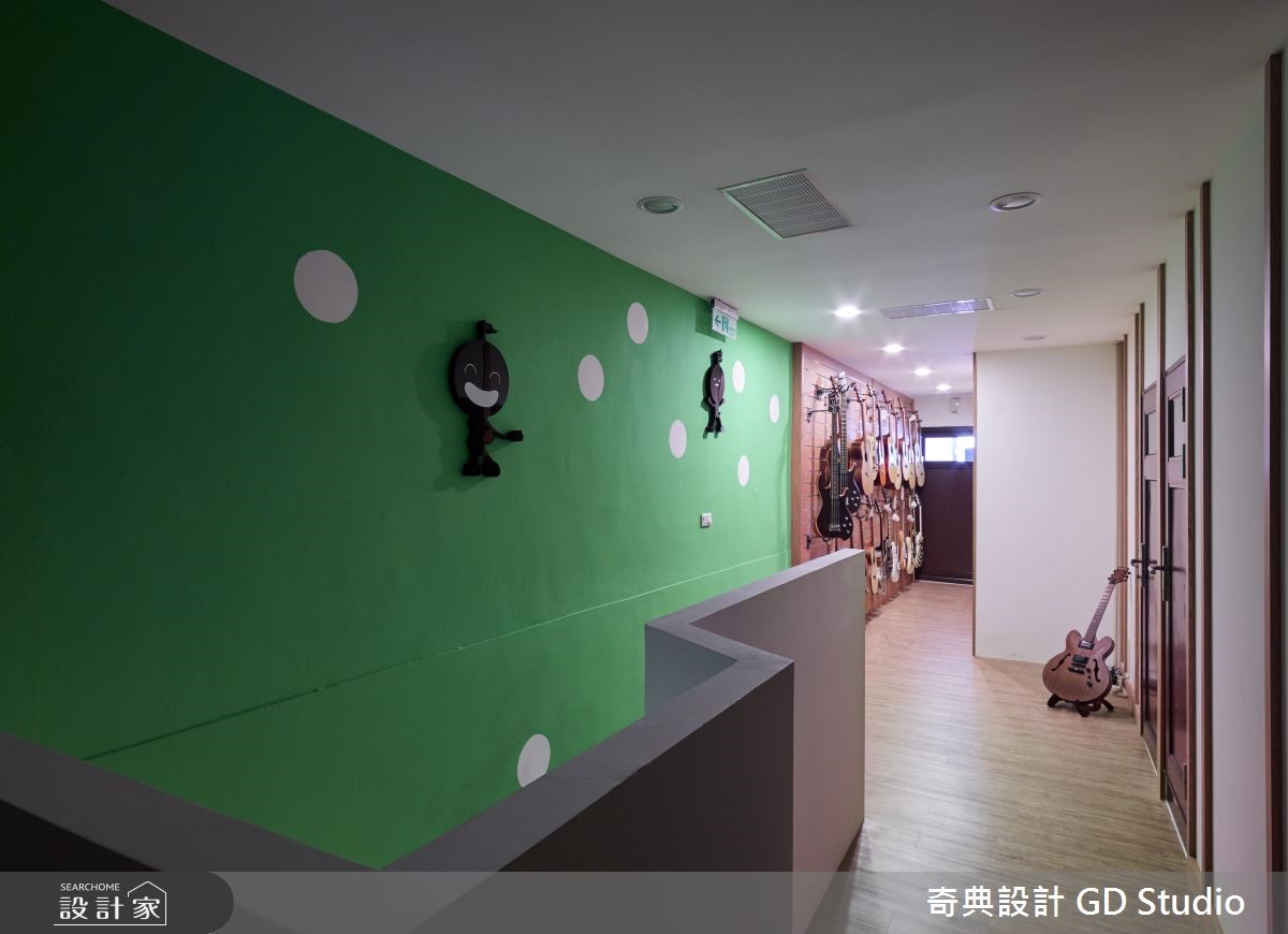 60 坪的美式風透天街屋,一樓是販售門市,二樓則為教