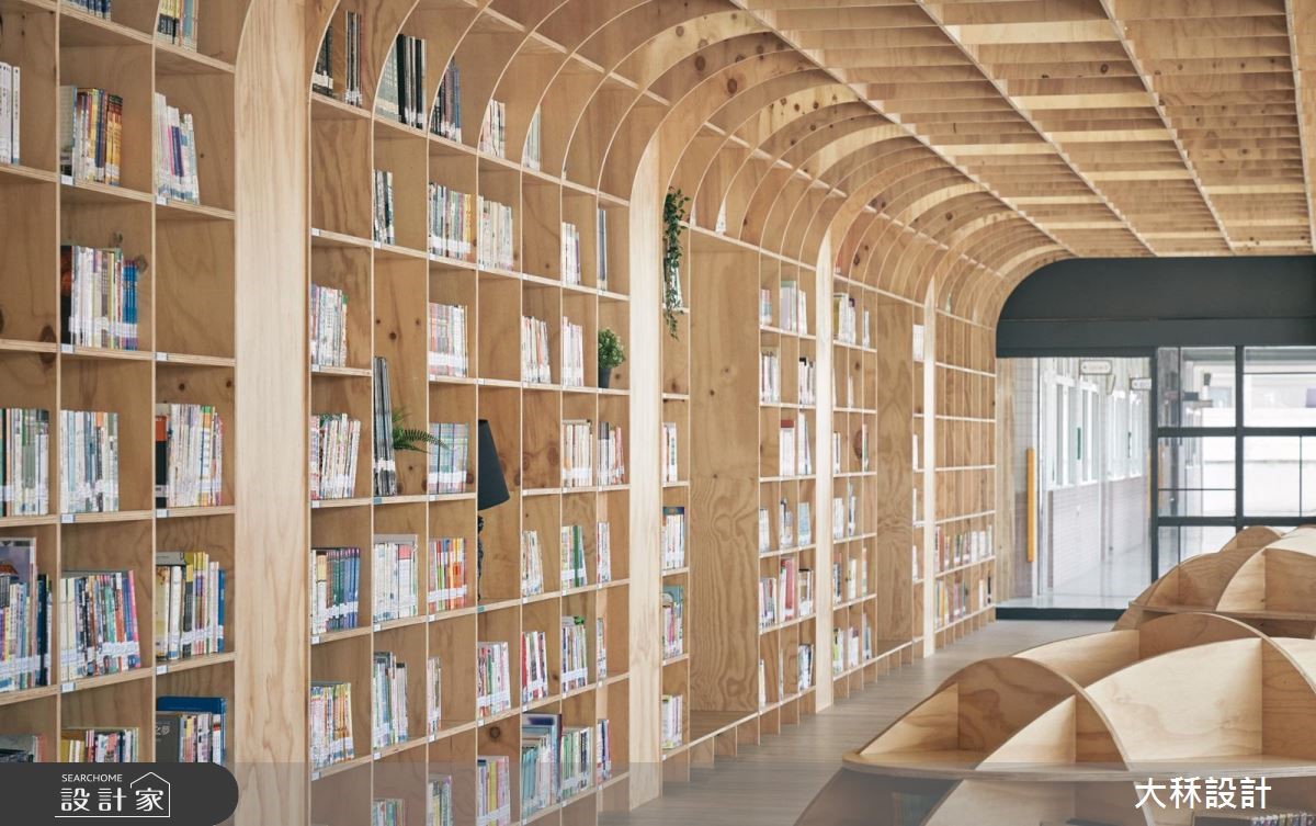 位於台中的立新國小,其圖書館原為 3 間教室,經由設