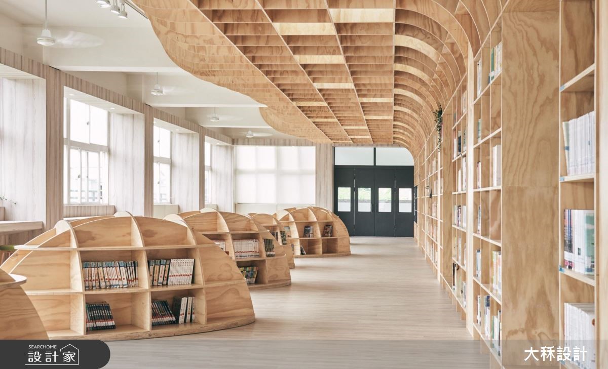 位於台中的立新國小,其圖書館原為 3 間教室,經由設