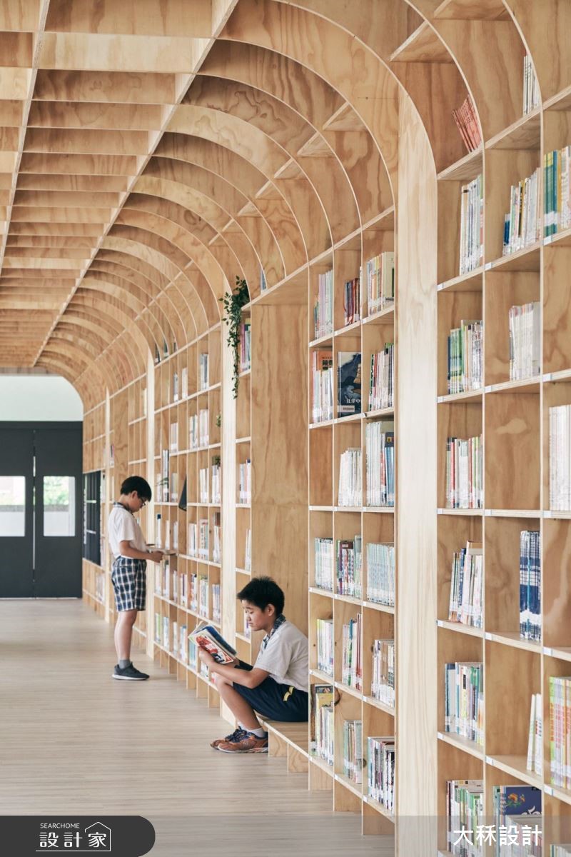 位於台中的立新國小,其圖書館原為 3 間教室,經由設