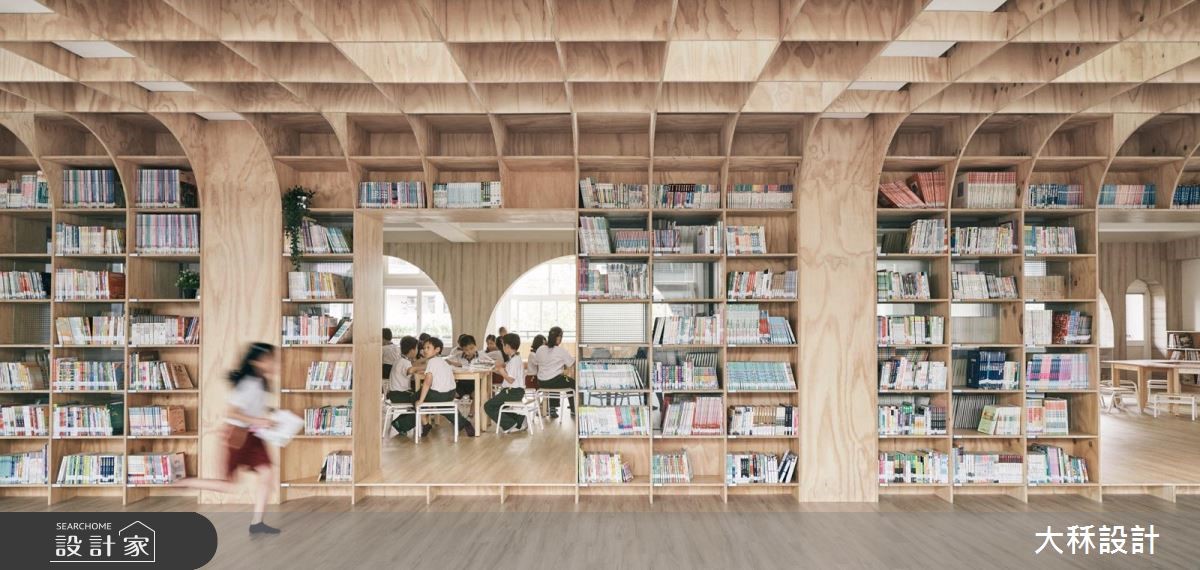 位於台中的立新國小,其圖書館原為 3 間教室,經由設