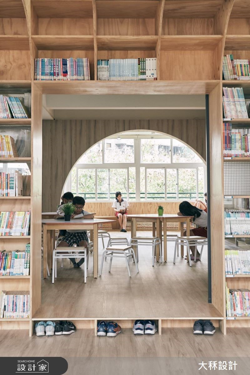 位於台中的立新國小,其圖書館原為 3 間教室,經由設