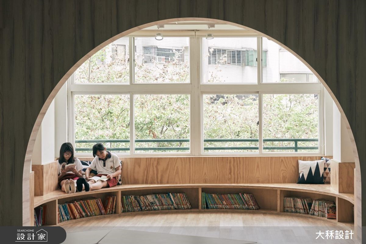 位於台中的立新國小,其圖書館原為 3 間教室,經由設