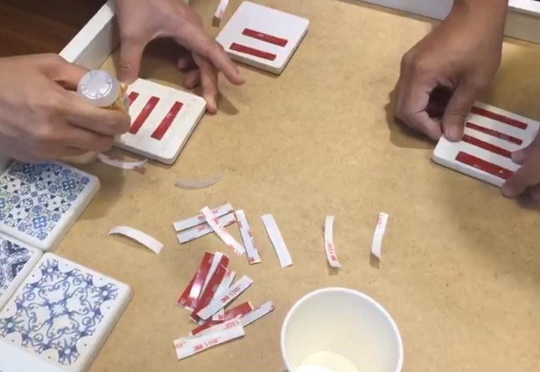 模擬傳統建材工法,將彩繪花磚圖樣的珪藻土板材黏上三條膠條,並以毛毛蟲形式塗抹膠狀黏著劑,讓 DIY 花磚更牢固。 模擬傳統建材工法,將彩繪花磚圖樣的珪藻土板材黏上三條膠條,並以毛毛蟲形式塗抹膠狀黏著劑,讓 DIY 花磚更牢固。
