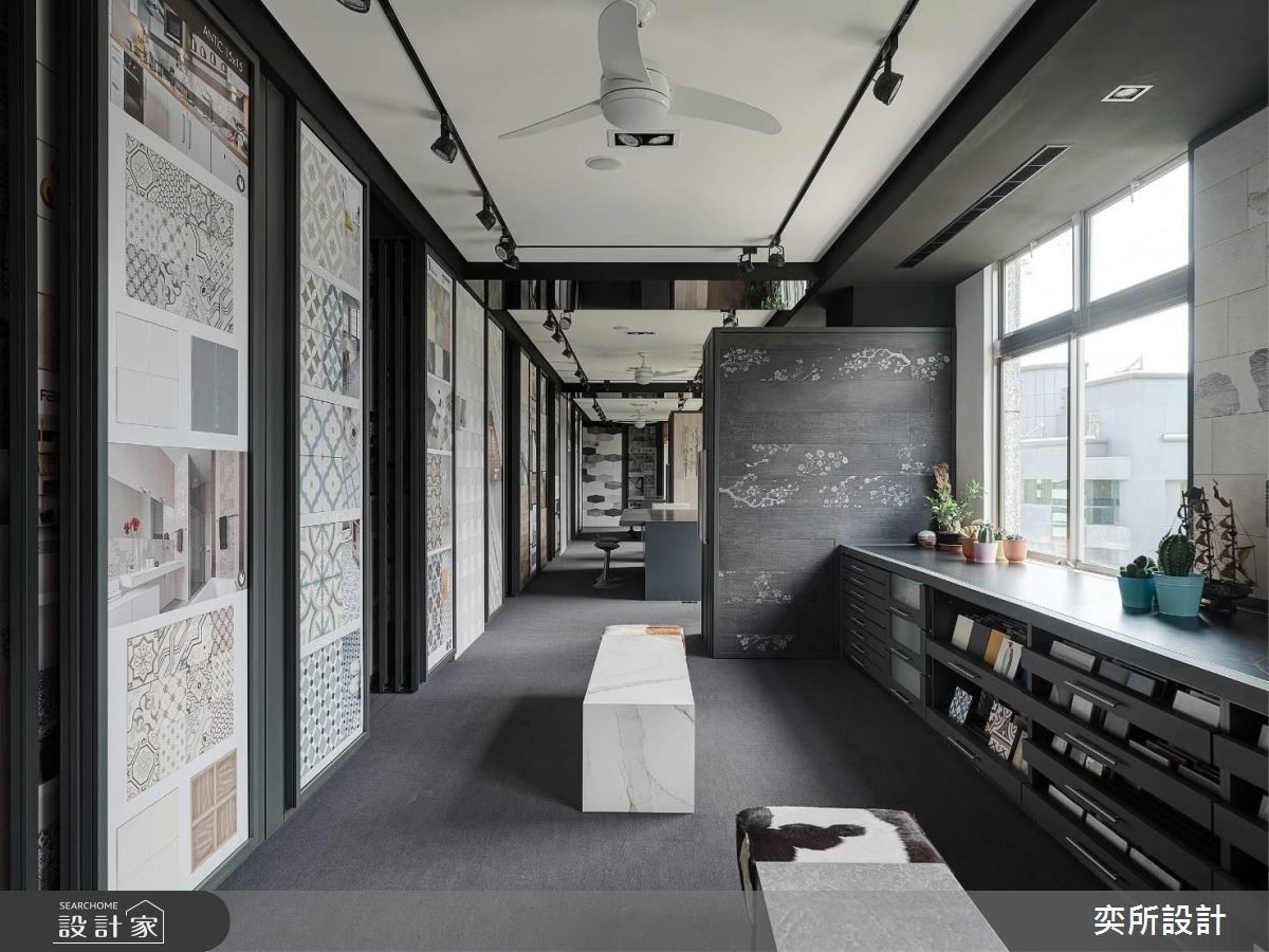 300 坪的磁磚展示空間,設計師讓磁磚突破制式的展示方