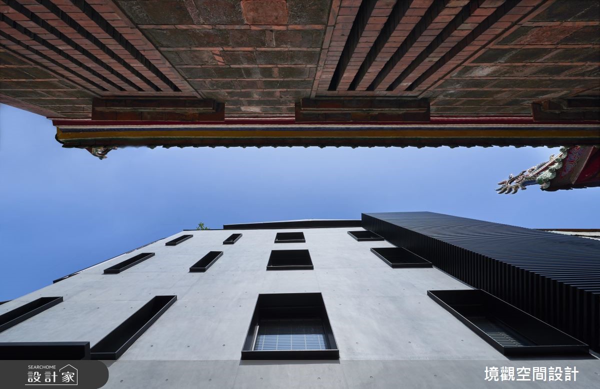 坐落於百年寺廟旁的 90 坪現代風商空,為老屋改建的風