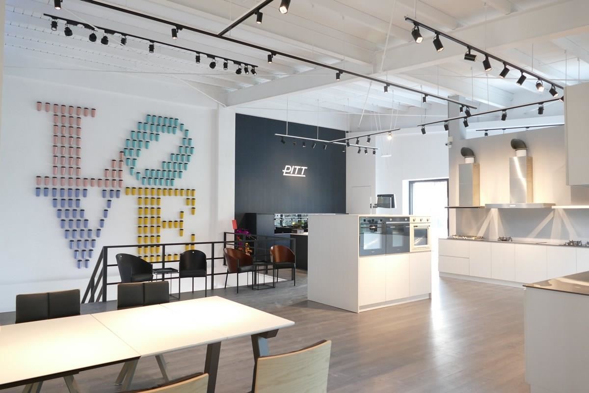 二樓主要展示嵌入式精品廚電,乾淨背景烘托廚具的非凡特色。 二樓主要展示嵌入式精品廚電,乾淨背景烘托廚具的非凡特色。