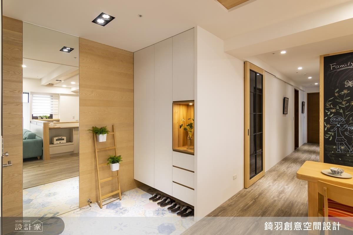 玄關處設置大面穿衣鏡,方便屋主出門整裝使用。 玄關處設置大面穿衣鏡,方便屋主出門整裝使用。
