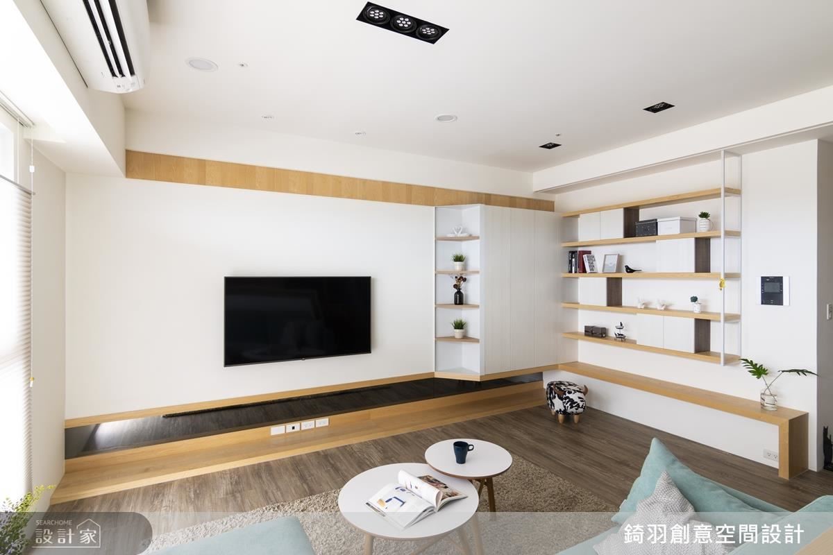 客廳展示櫃運用木作、鐵件以及系統櫃等異材質搭配,呈現和諧的視覺感。 客廳展示櫃運用木作、鐵件以及系統櫃等異材質搭配,呈現和諧的視覺感。