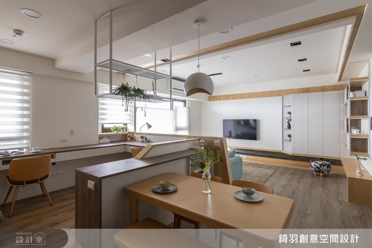餐廳與書房的低矮造型牆不僅區隔空間,亦可作為備餐櫃以及零食櫃使用。 餐廳與書房的低矮造型牆不僅區隔空間,亦可作為備餐櫃以及零食櫃使用。