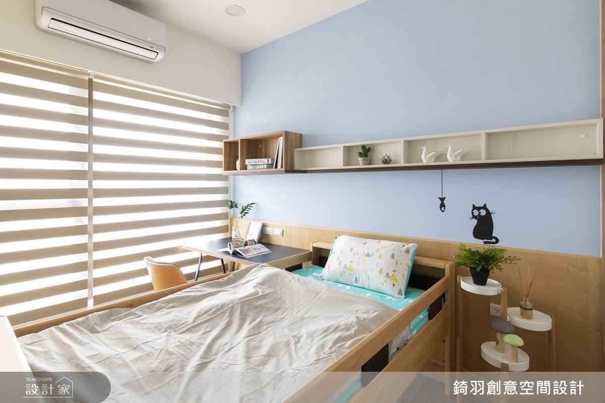 女孩房天空藍的床頭背牆與淺色木皮相互搭配,展現俏皮、可愛風情。 女孩房天空藍的床頭背牆與淺色木皮相互搭配,展現俏皮、可愛風情。