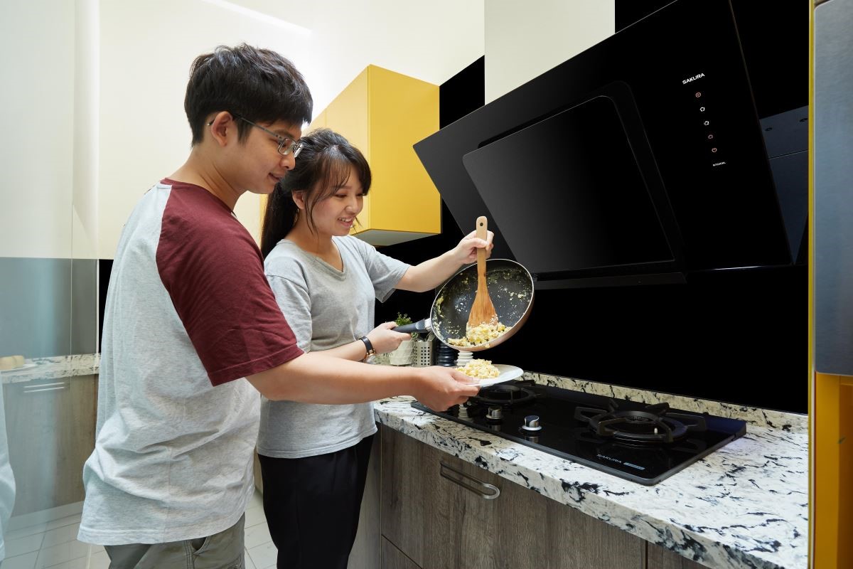 黃先生與太太在打造好的 Loft 潮派廚房裡替家人準備料理。 黃先生與太太在打造好的 Loft 潮派廚房裡替家人準備料理。