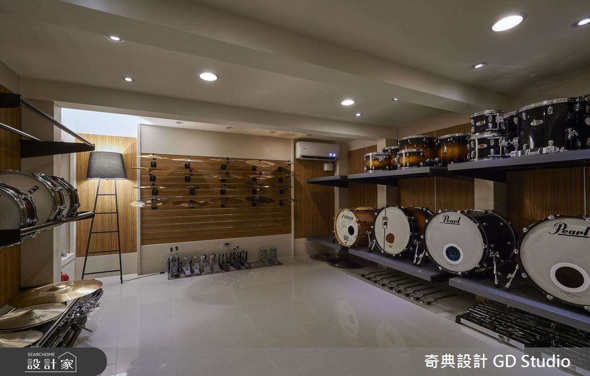 漏水、管線老舊、房間數不足、狹窄陰暗,是這間 40 坪