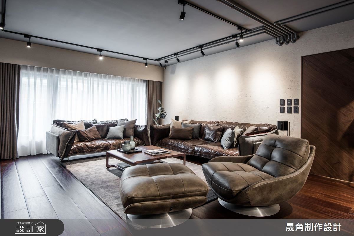 將屋內的水電配線,直接以鐵件包覆裸露在天花板外,成為相當吸引目光的視覺焦點,搭配色彩與燈光暈映出的漸層變化,讓空間千變萬化。 將屋內的水電配線,直接以鐵件包覆裸露在天花板外,成為相當吸引目光的視覺焦點,搭配色彩與燈光暈映出的漸層變化,讓空間千變萬化。