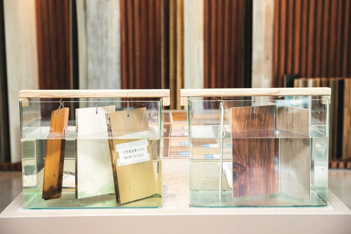 相較於其他類型的木地板,Johnson Hardwood 防水地板因不含木纖維成分,可達 100% 防水。 相較於其他類型的木地板,Johnson Hardwood 防水地板因不含木纖維成分,可達 100% 防水。