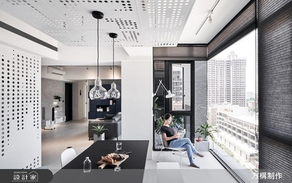 善用零碎轉角空間,在緊鄰窗邊位置設計壁掛式燈具,並擺置一張舒適座椅,小角落立刻化身超開放書房。>>看完整圖庫 善用零碎轉角空間,在緊鄰窗邊位置設計壁掛式燈具,並擺置一張舒適座椅,小角落立刻化身超開放書房。>>看完整圖庫