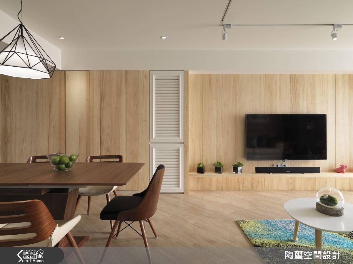 隱藏式門片讓廁所與木質牆面融為一體,改善餐廳及廁所過於靠近的疑慮。 隱藏式門片讓廁所與木質牆面融為一體,改善餐廳及廁所過於靠近的疑慮。