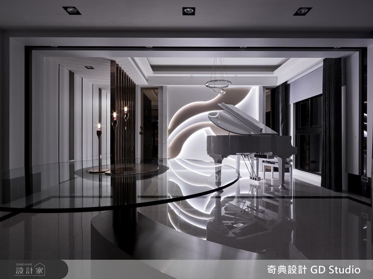 曲線的韻律感,讓空間音符隨著燈光的變換,彈奏出動人旋律,也意外成為求婚最佳場域。 曲線的韻律感,讓空間音符隨著燈光的變換,彈奏出動人旋律,也意外成為求婚最佳場域。