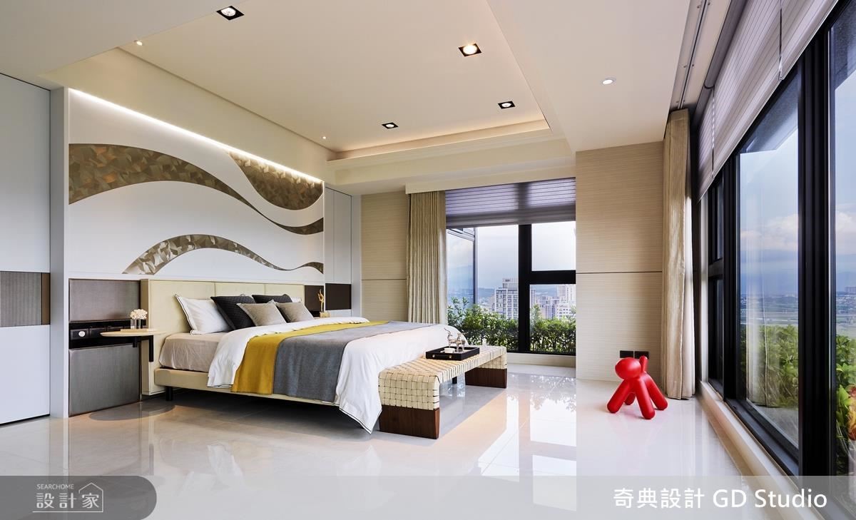 主臥保留全部落地窗,讓景觀面環繞在空間中,讓屋主寢室依然享有美景。 主臥保留全部落地窗,讓景觀面環繞在空間中,讓屋主寢室依然享有美景。